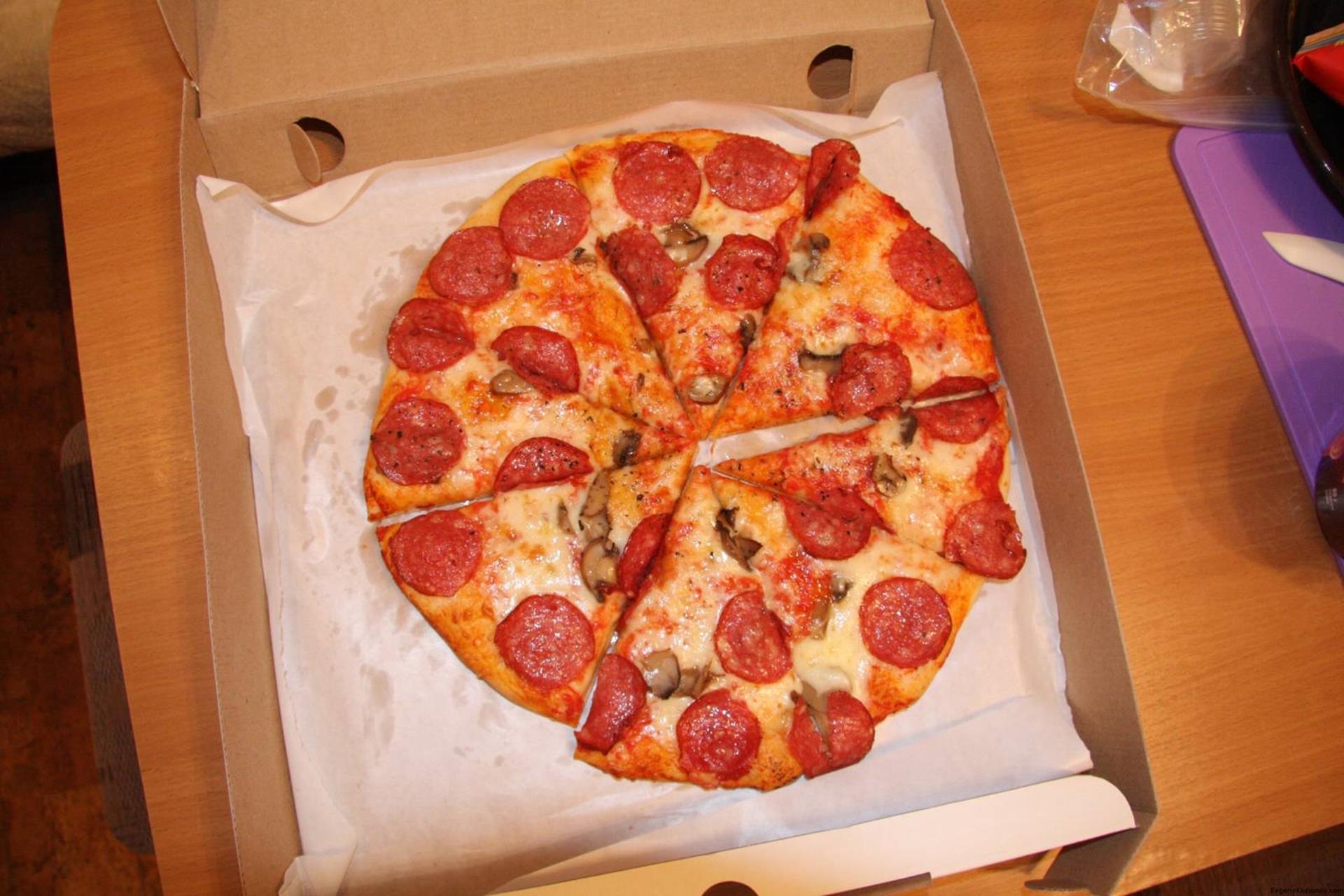 Сочная пицца в коробке
